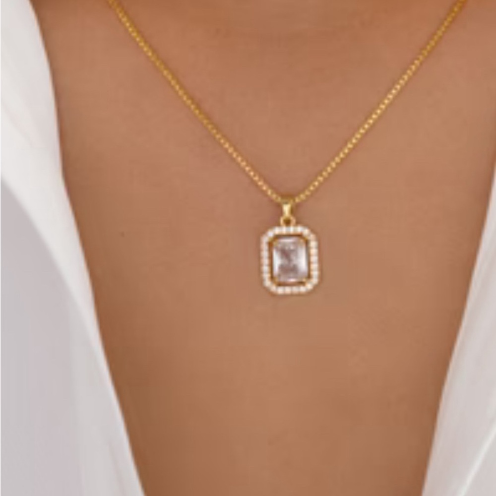 Simplicity Necklace made of Swarovski crystals and gold plated 16-18 inches NIB
